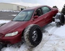 Što se desi kada na mali automobil stavite ogromne kotače? (VIDEO)