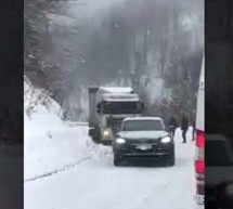 Ako ne ide, zovi Audi! Njemački SUV izvukao šleper iz snijega (VIDEO)
