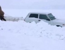 Ajd’ što se Lada zaglavila u snijegu, nego što je izvlači kamila! (VIDEO)