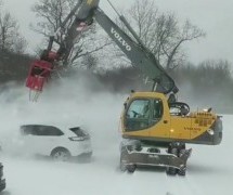 Kako očistiti 7.000 automobila od snijega? Bagerom s industrijskim turbo puhalom (VIDEO)