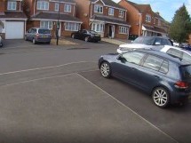 ‘Žrtvovao’ svoj Range Rover da bi spasio susjedov Golf (VIDEO)