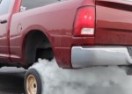 Na glomazni pick-up ugradio sićušne kotače pa driftao (VIDEO)