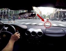 Plavuši od straha ispao mobitel na pod nakon što se isprepadala glasnim turiranjem Ferrarija! (VIDEO)