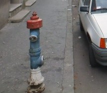 Vatrogasci održali lekciju – zašto ne treba parkirati pored hidranta